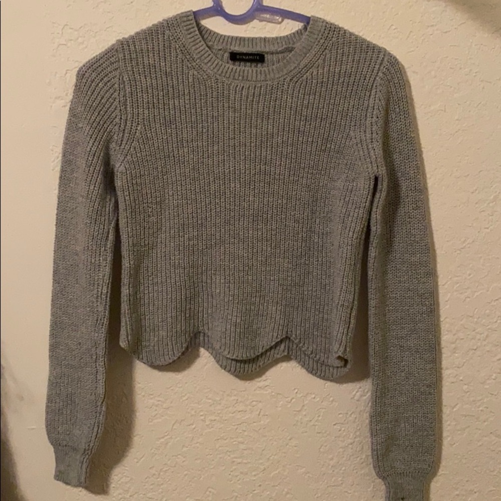 DYNAMITE Scalloped Cropped Sweatshirt